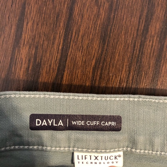 NYDJ Jeans Dayla wise cuff Capri Size 8 - Picture 2 of 7